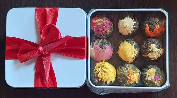 Kugelrunde Blütenträume : Sortiment Teebälle 9 Stück in Geschenkdose mit Schleife
